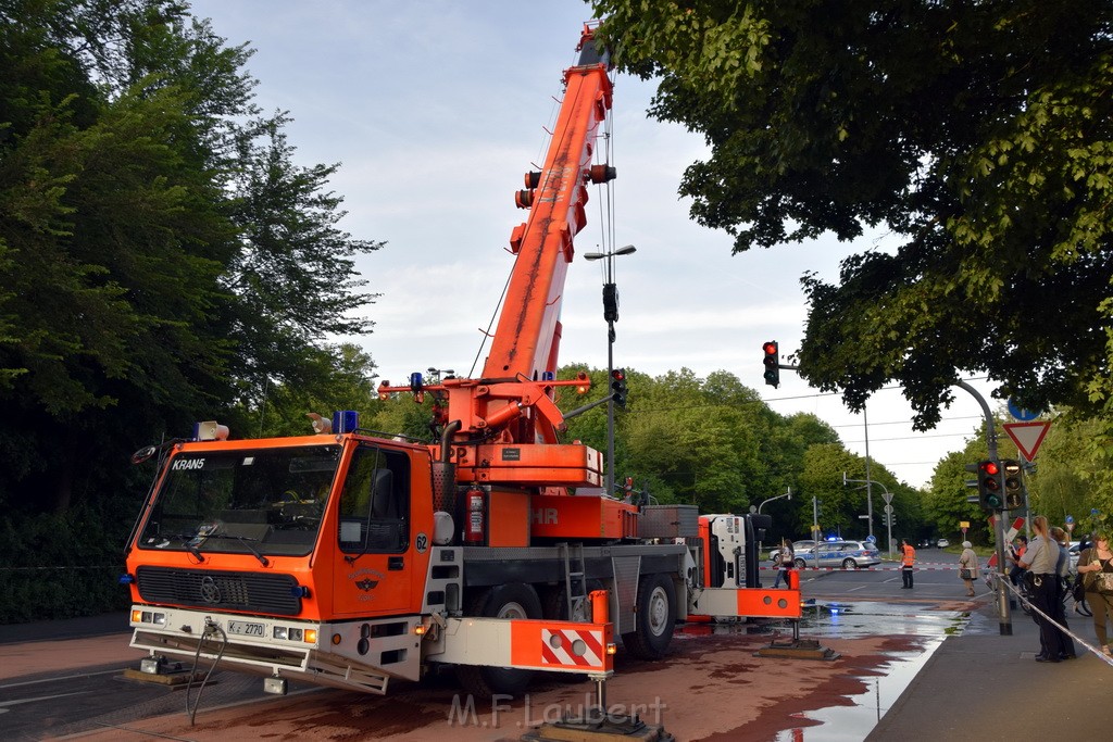 TLF 4 umgestuerzt Koeln Bocklemuend Ollenhauer Ring Militaerringstr P096.JPG - Miklos Laubert